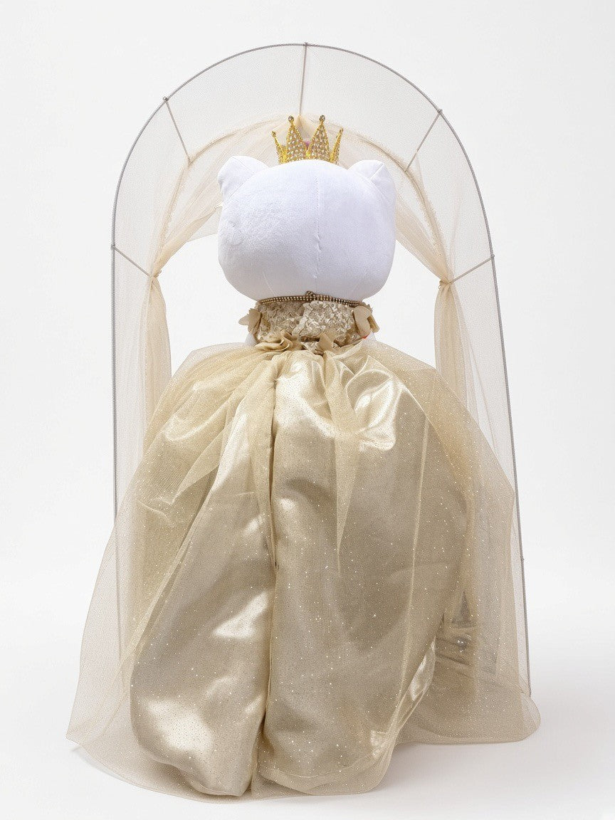 Gold HK última muñeca back view of the gold gown and lace-trimmed tulle arch